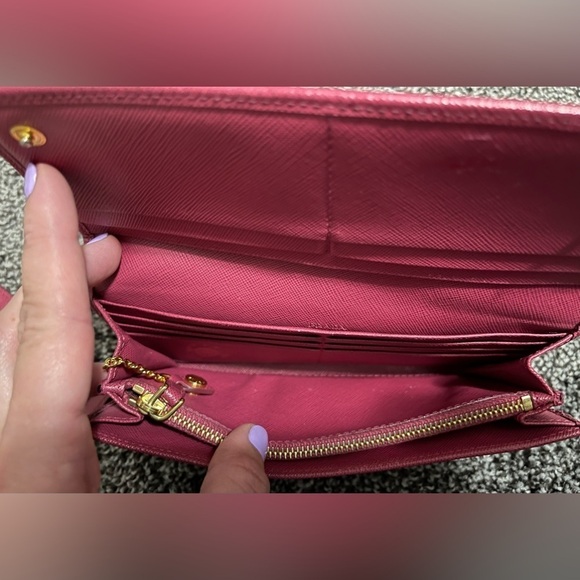 Prada wallet with COA - Picture 10 of 16
